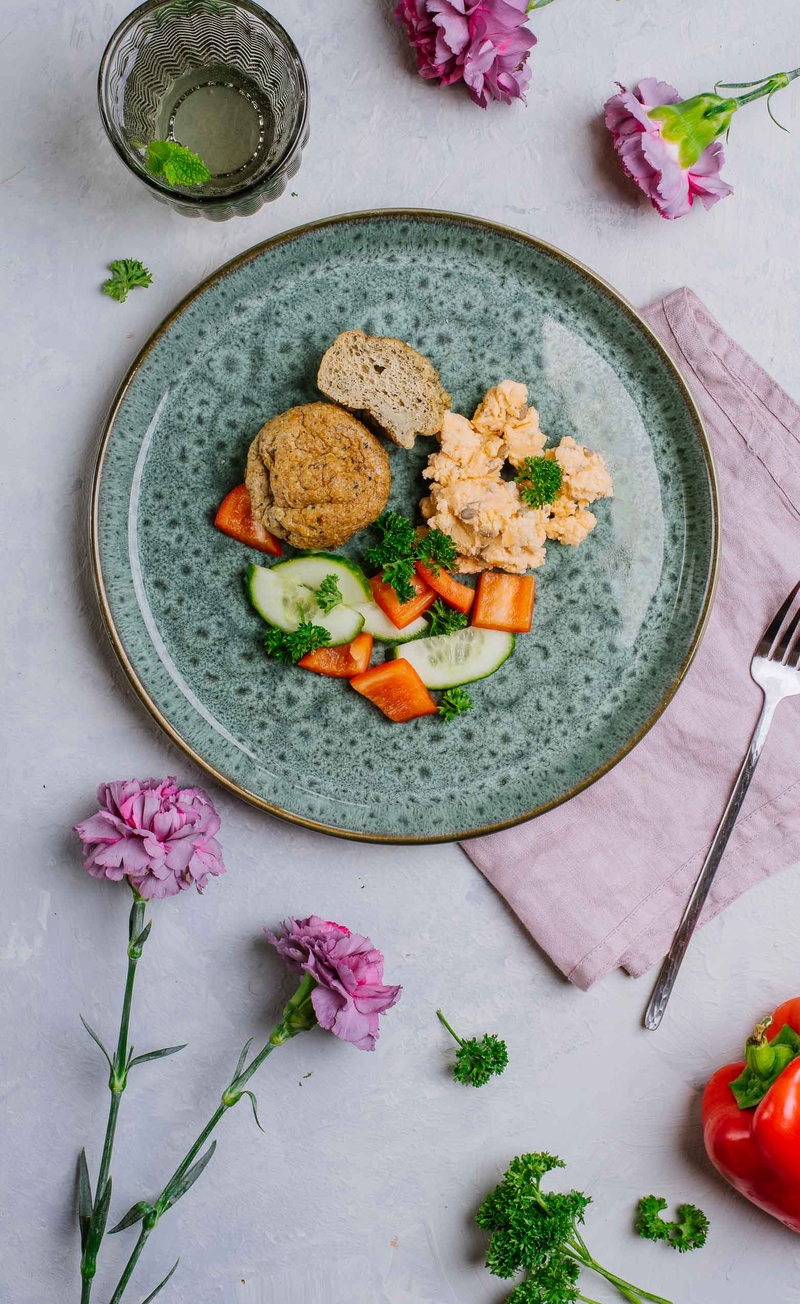 Keto pasta mocno serowa, keto bułeczka, świeże warzywa