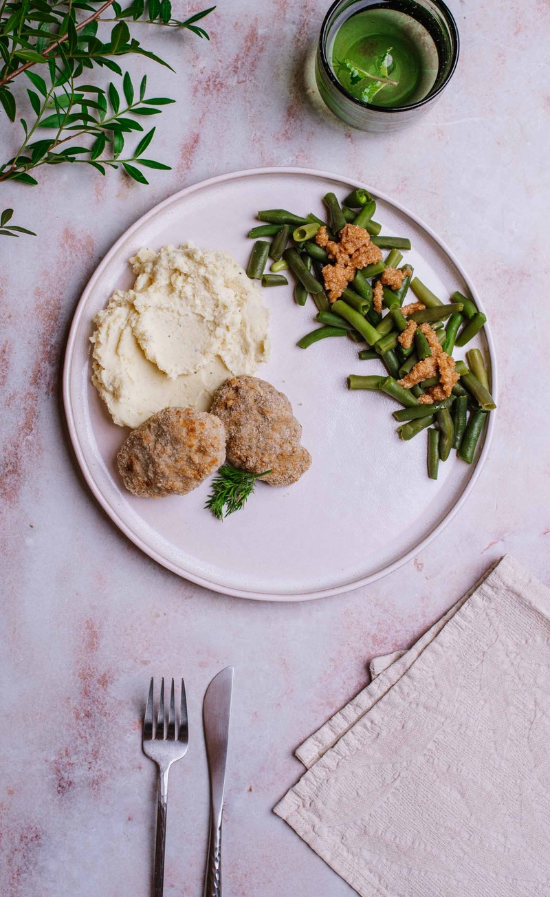 Pieczony kotlet mielony, puree ziemniaczane z twarogiem, fasolka szparagowa