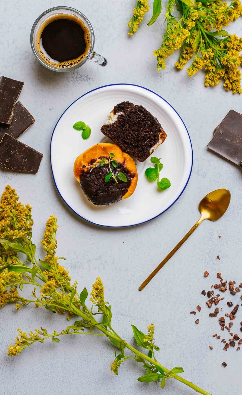 Czekoladowe muffiny z serowym nadzieniem