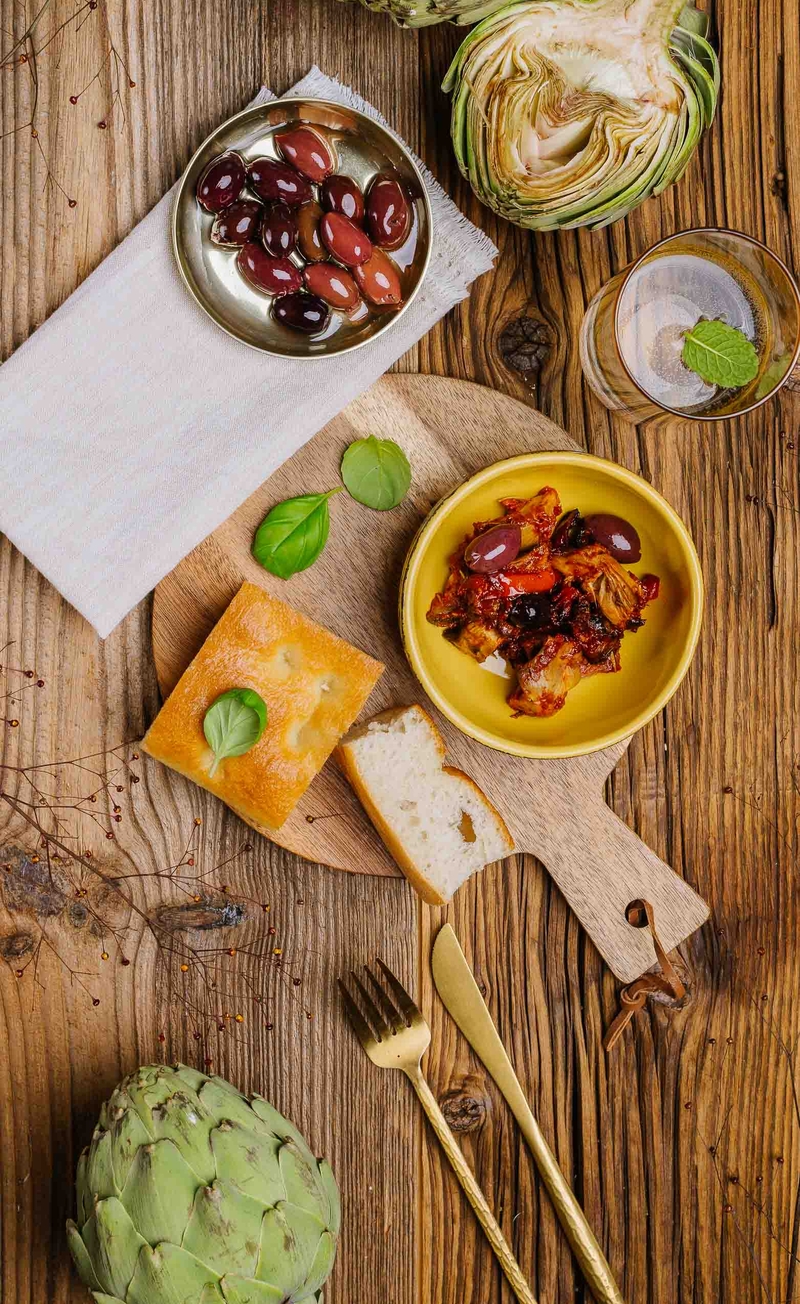 Włoska foccacia, pieczone warzywa z karczochami i oliwkami