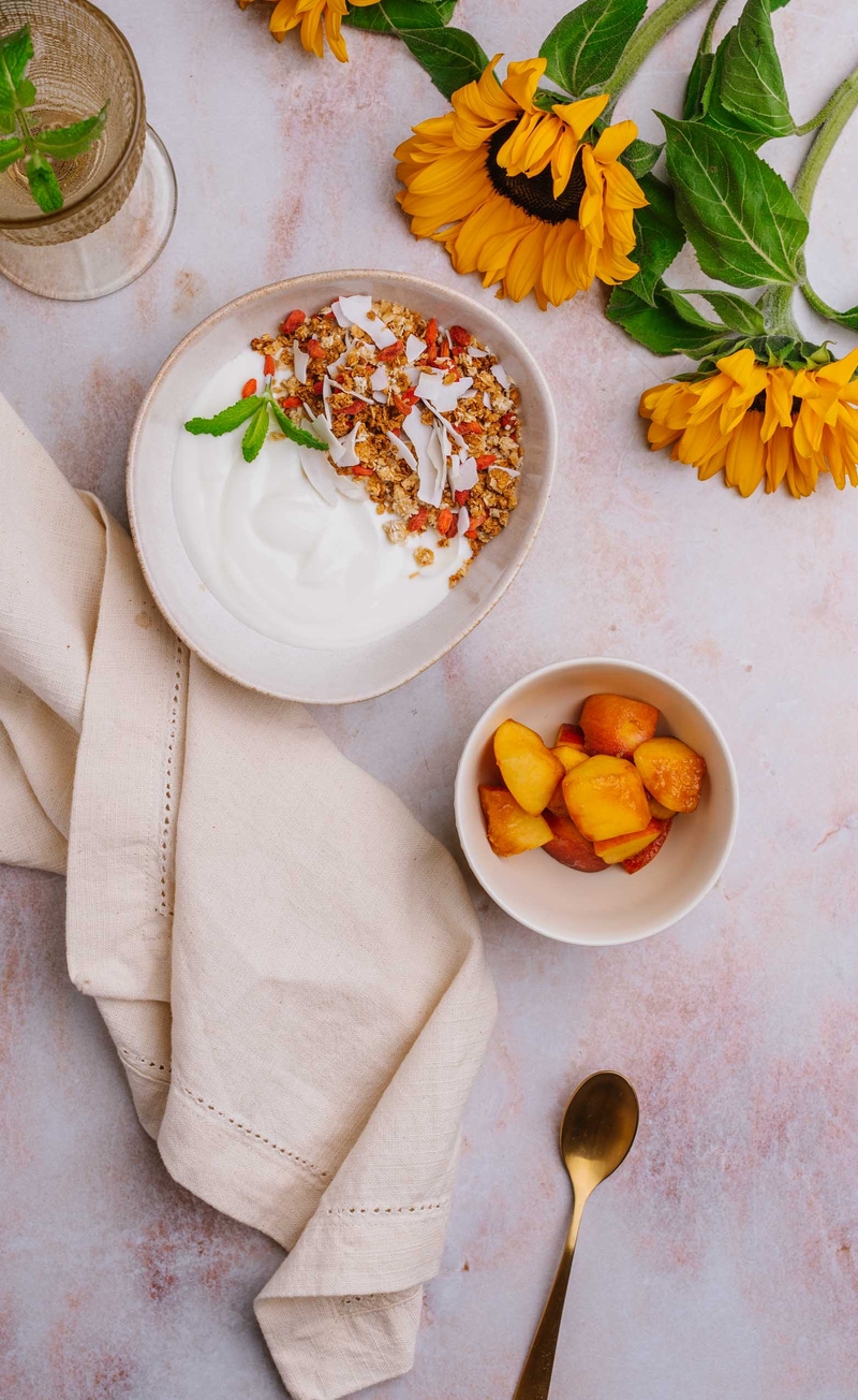 Granola z kokosem i jagodami goji, jogurt naturalny, brzoskwinia