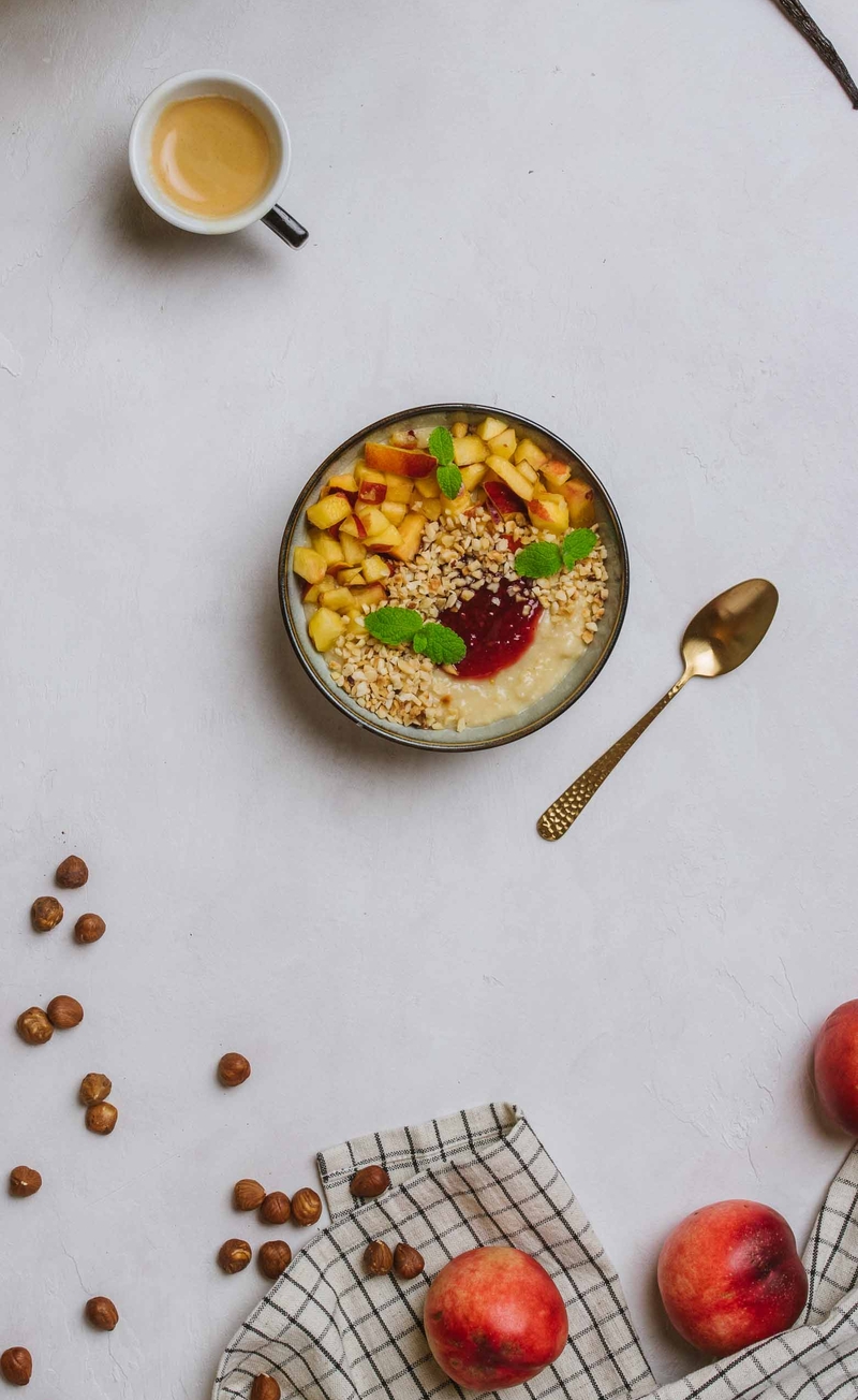 Waniliowy pudding jaglany z konfiturą malinową, nektarynka