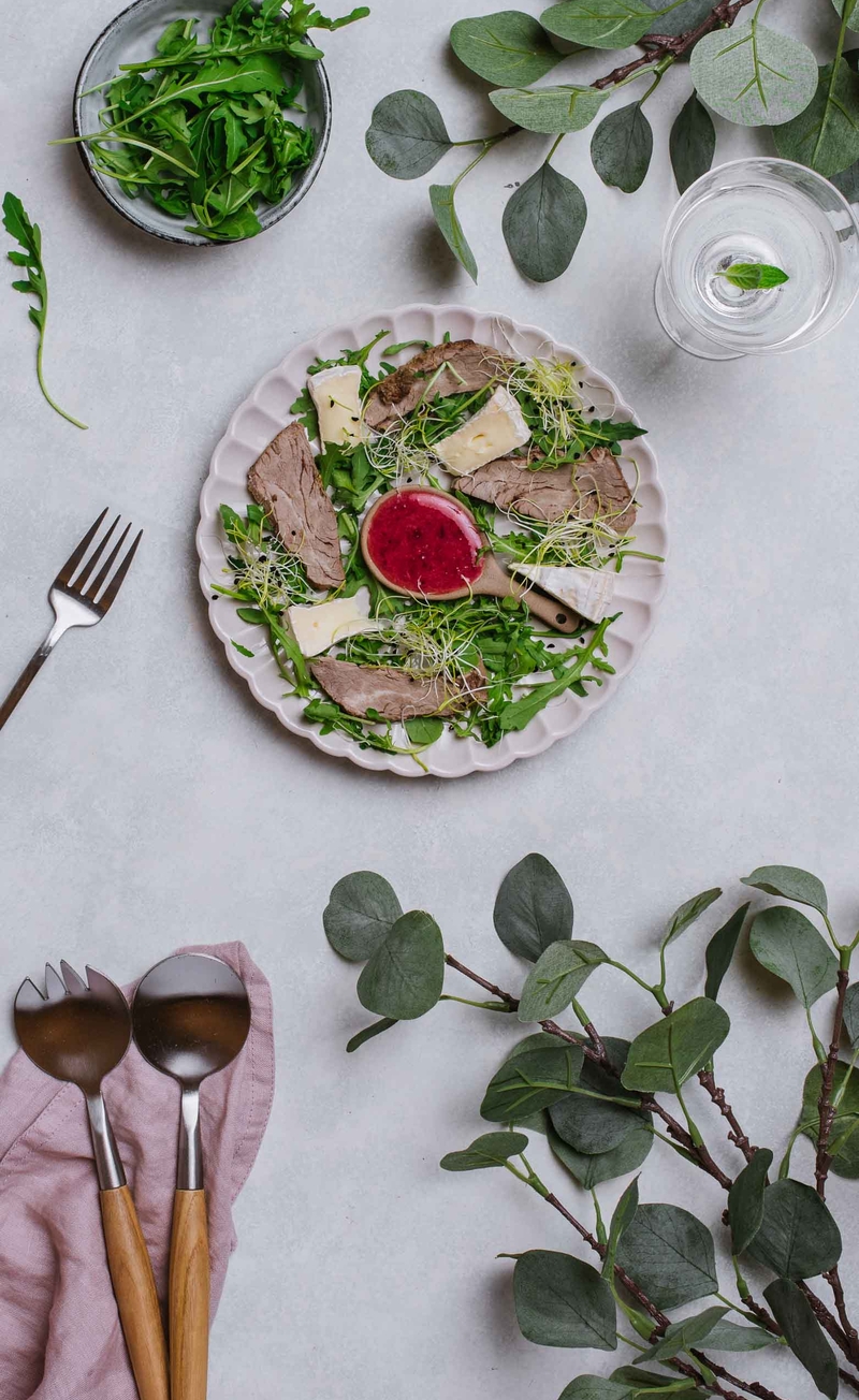 Sałatka z plastrami polędwicy wołowej, ser camembert, rukola, sos żurawinowy z chrzanem