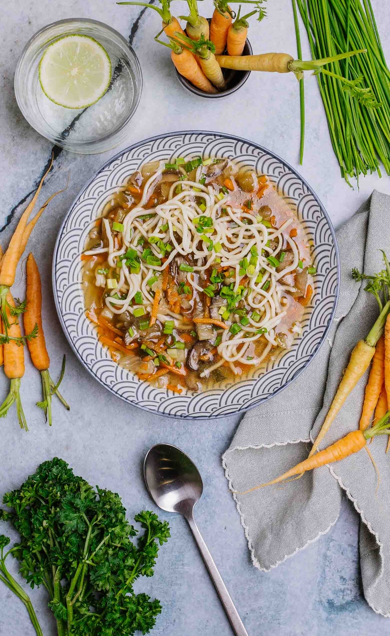 Koreańska zupa Sujebi z makaronem chow mein i ostrą papryczką Gochugaru