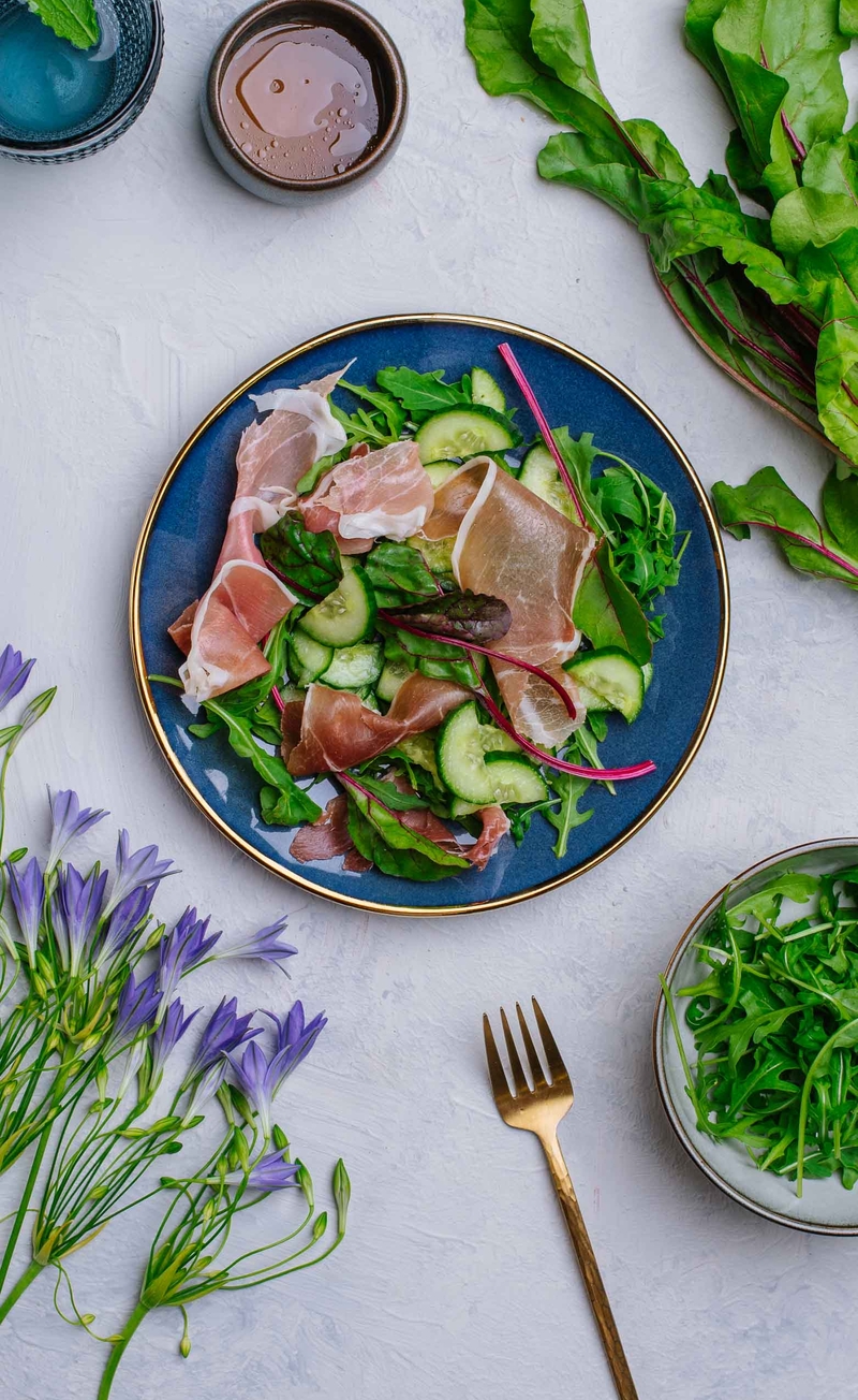 Sałatka z listkami botwinki, rukolą i szynką dojrzewającą, keto sos balsamiczny