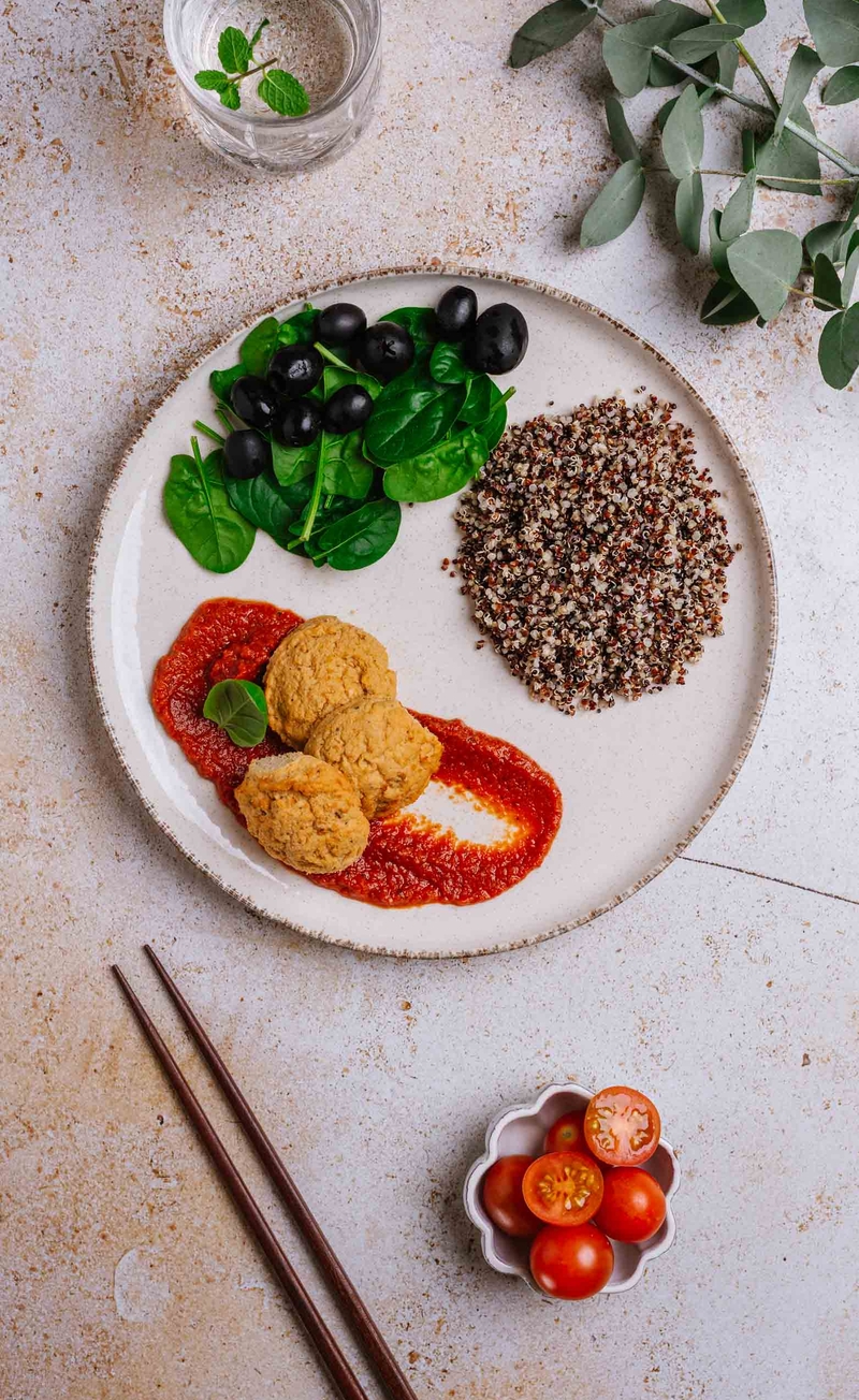 Tofu klopsiki w pomidorowym sosie z harissą, komosa ryżowa, oliwki