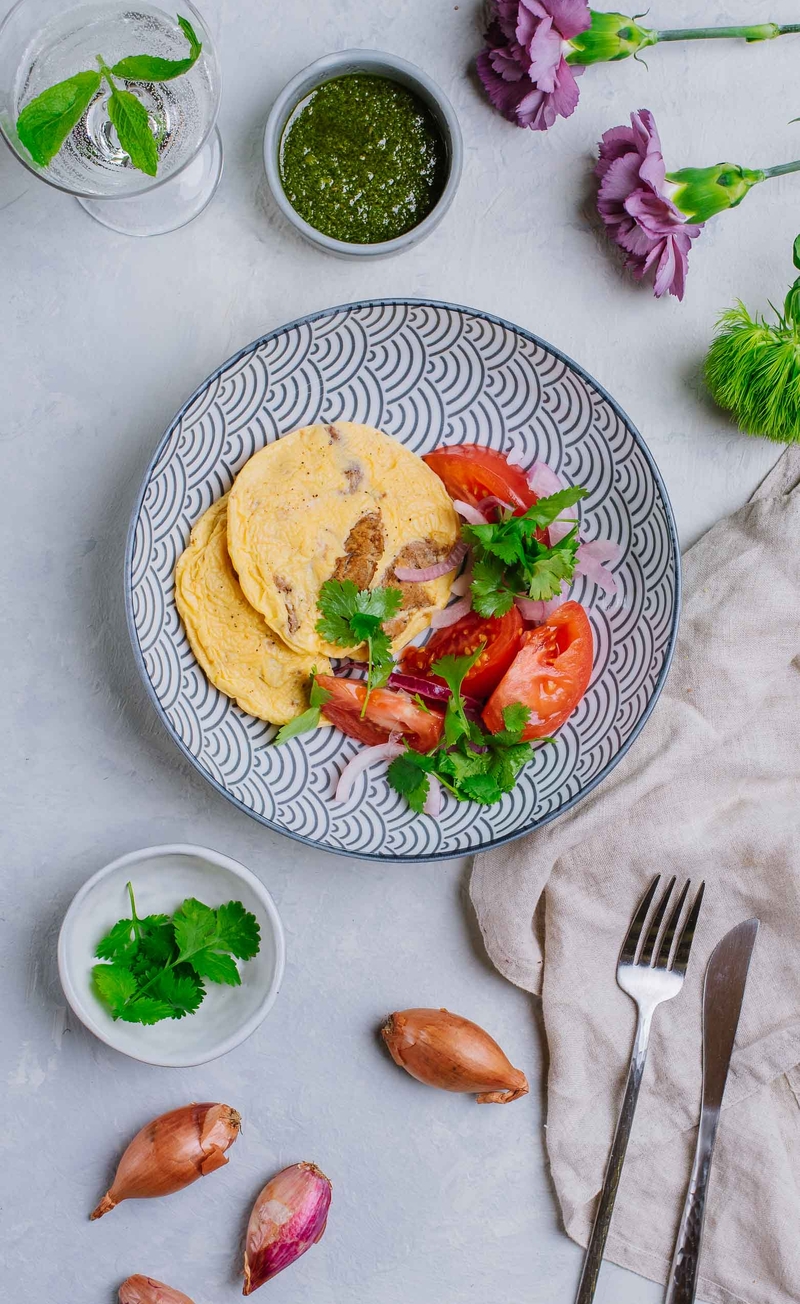 Mini omlety z wieprzowiną Texas-BBQ, salsa verde, pomidory malinowe z czerwoną cebulką