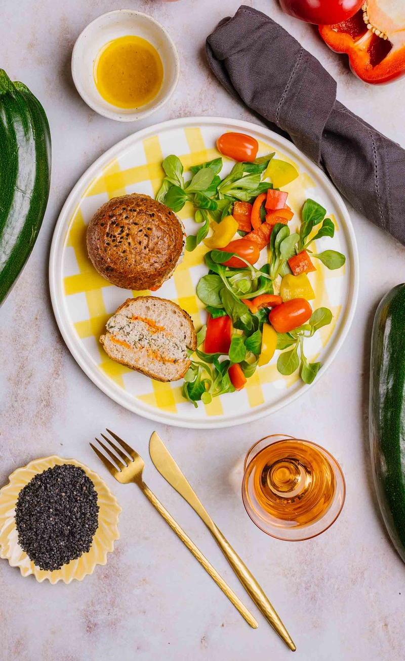 Burger z indyka z cukinią i grahamką, sałatka z roszponką i papryką