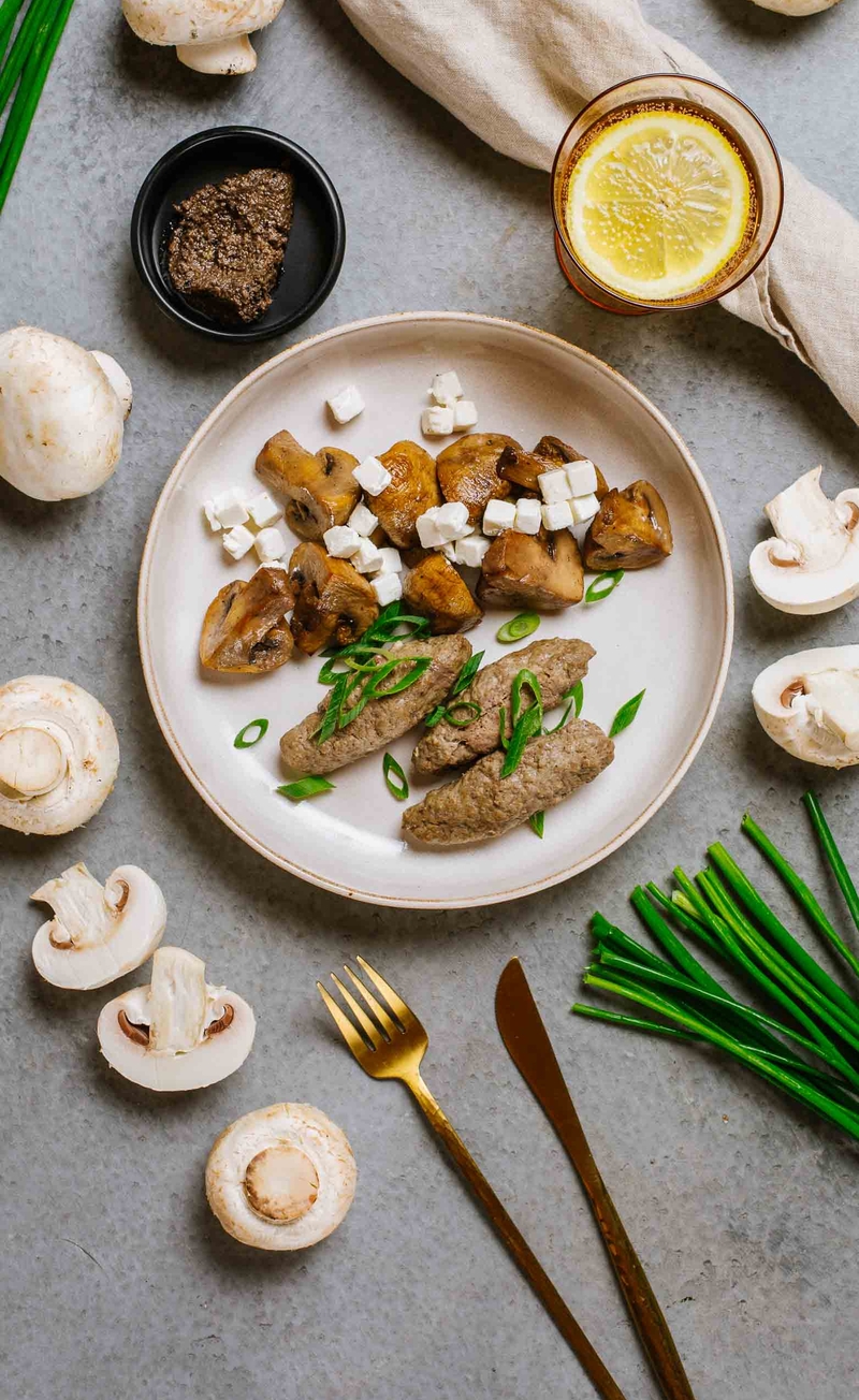 Keto kofty wołowe, tapenada z czarnych oliwek, pieczarki podsmażone z masłem i serem śródziemnomorskim