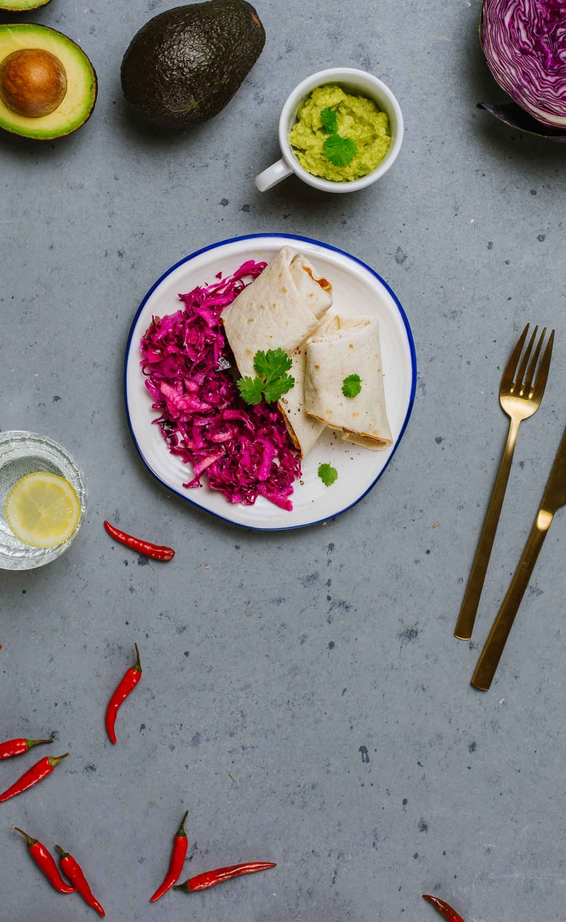 Burrito z meksykańskim gulaszem z wegańskim mięsem mielonym, guacamole, surówka z czerwonej kapusty