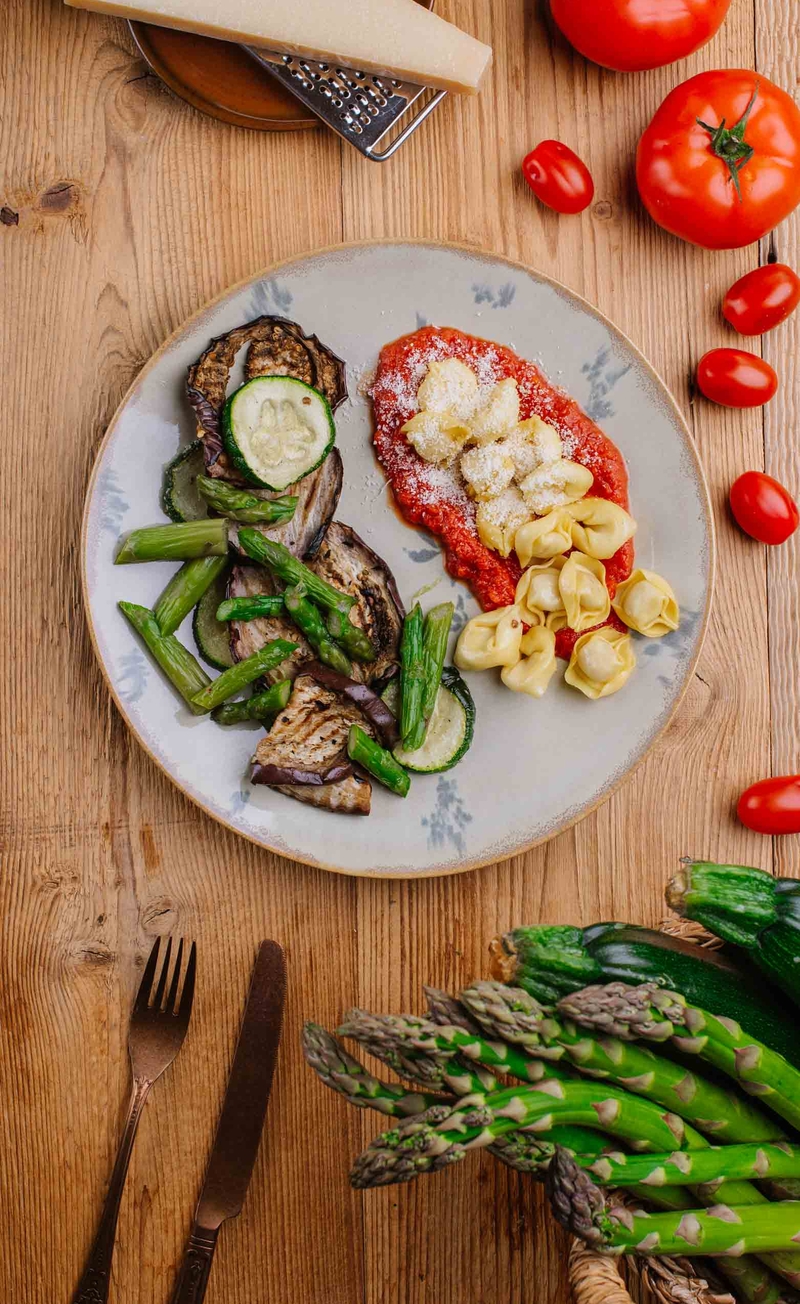 Tortellini bolognese z sosem pomidorowym i parmezanem, grillowane warzywa