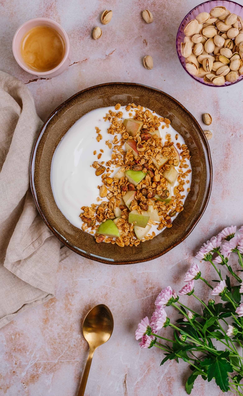 Musli różano-kardamonowe z pistacjami i orzechami brazylijskimi, jogurt naturalny, jabłko