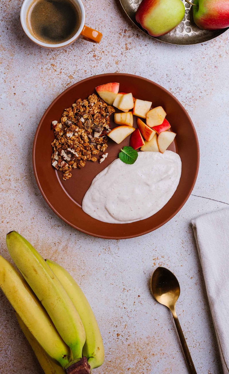 Karmelowa granola z orzechami pekan, proteinowy jogurt bananowy, jabłko