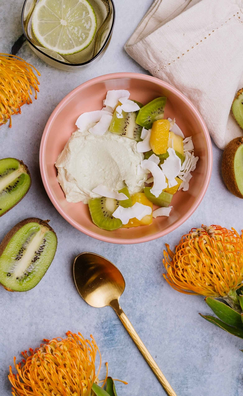 Kokosowy jogurt grecki z matchą, ananas, kiwi