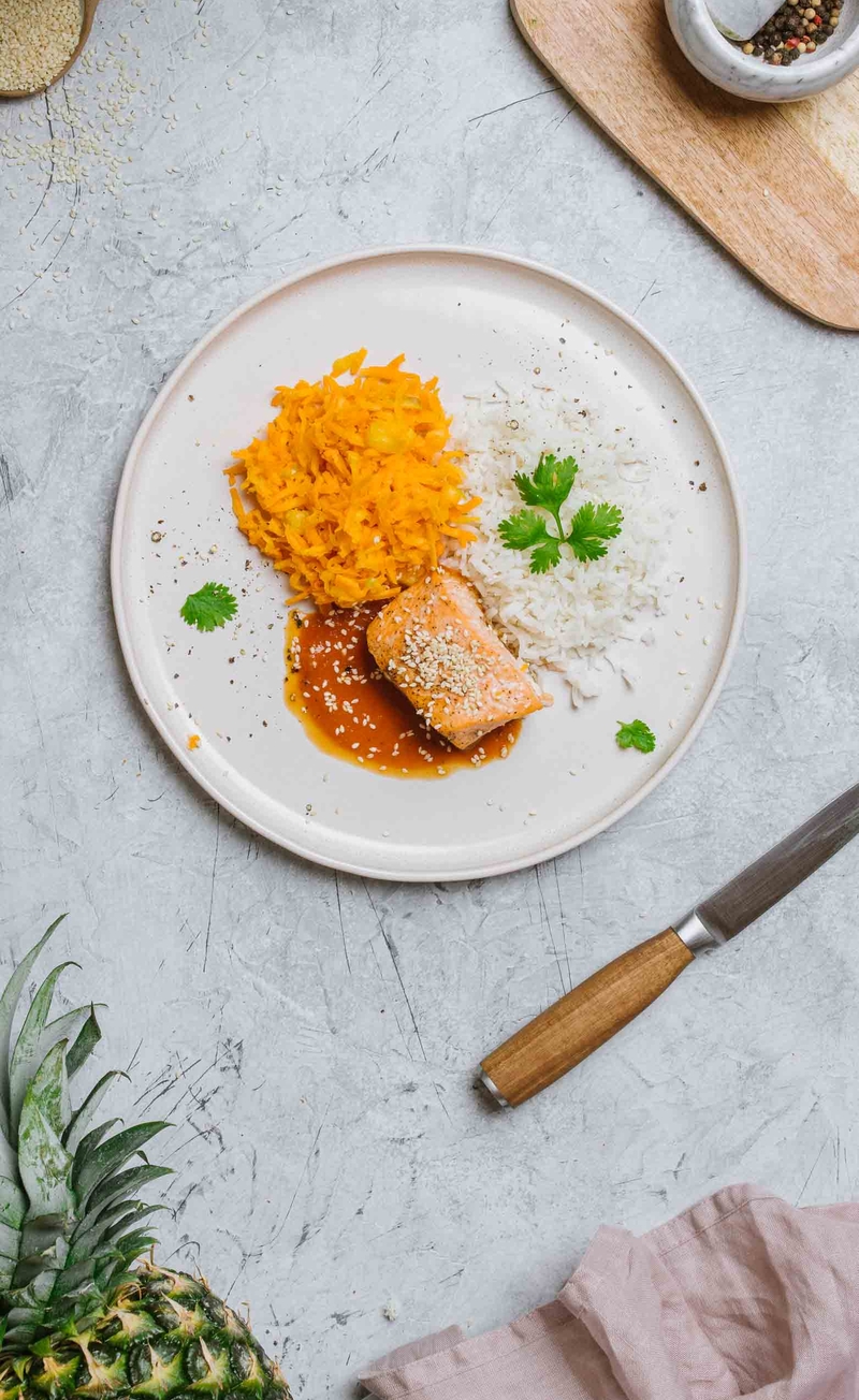 Łosoś BBQ z sezamem, ryż basmati, surówka marchewkowa z ananasem