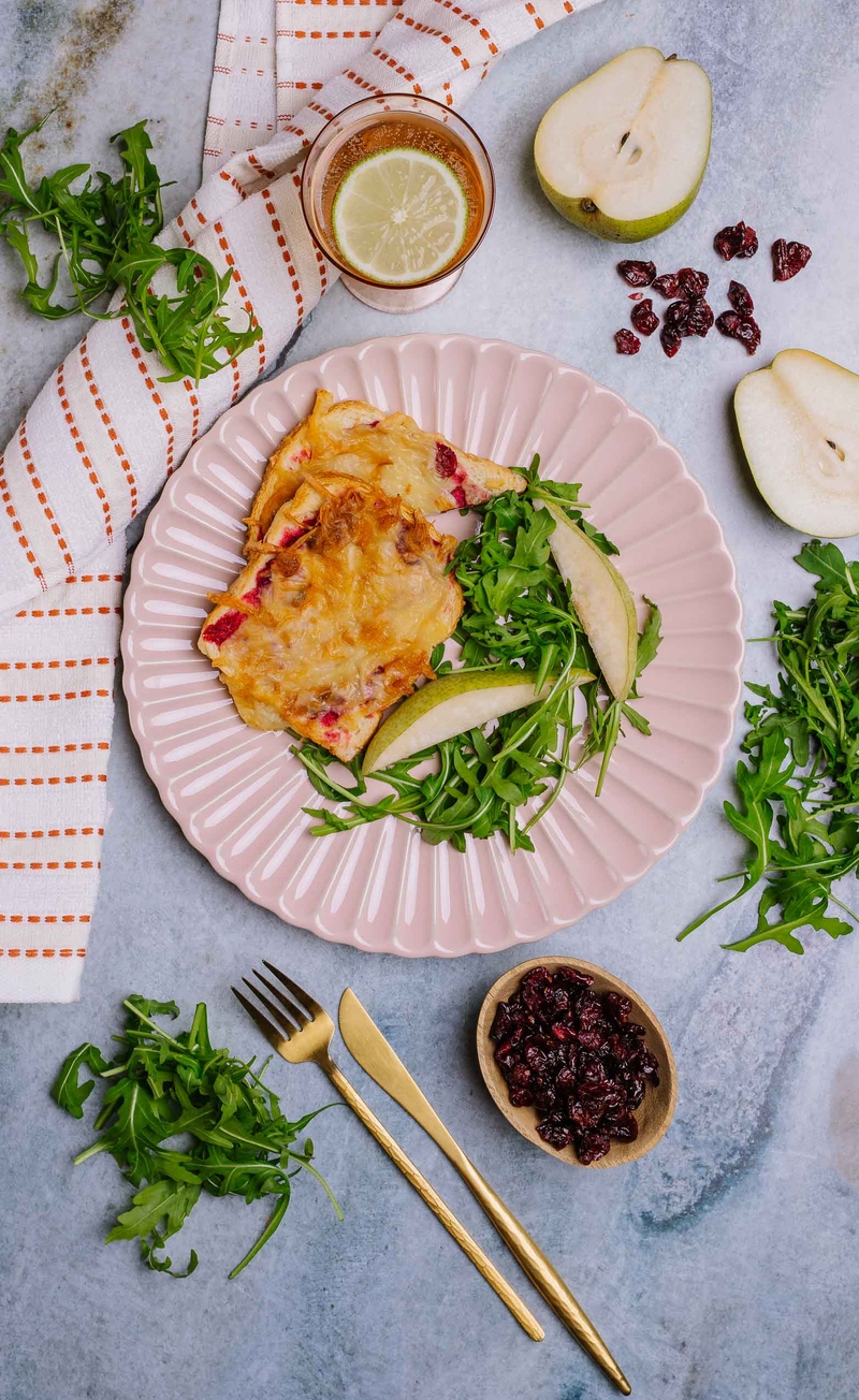 Tost z chałki z chutneyem żurawinowym, serem wędzonym, gruszka, rukola