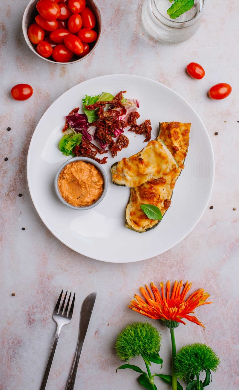 Keto zapiekana cukinia a'la Alfredo z kurczakiem, sos pomidorowy, miks sałat z suszonymi pomidorami