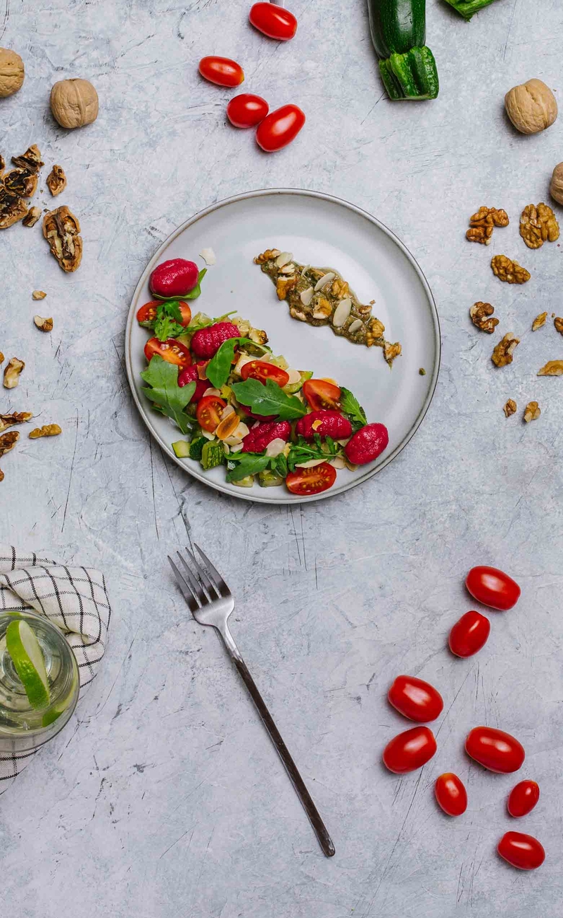 Gnocchi buraczkowe z blanszowaną cukinią, rukolą i płatkami migdałów, pesto z orzechów włoskich