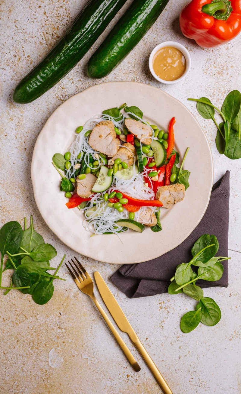 Azjatycki bowl z polędwiczką wieprzową, makaronem sojowym, edamame i orzechami nerkowca, sos orzechowy