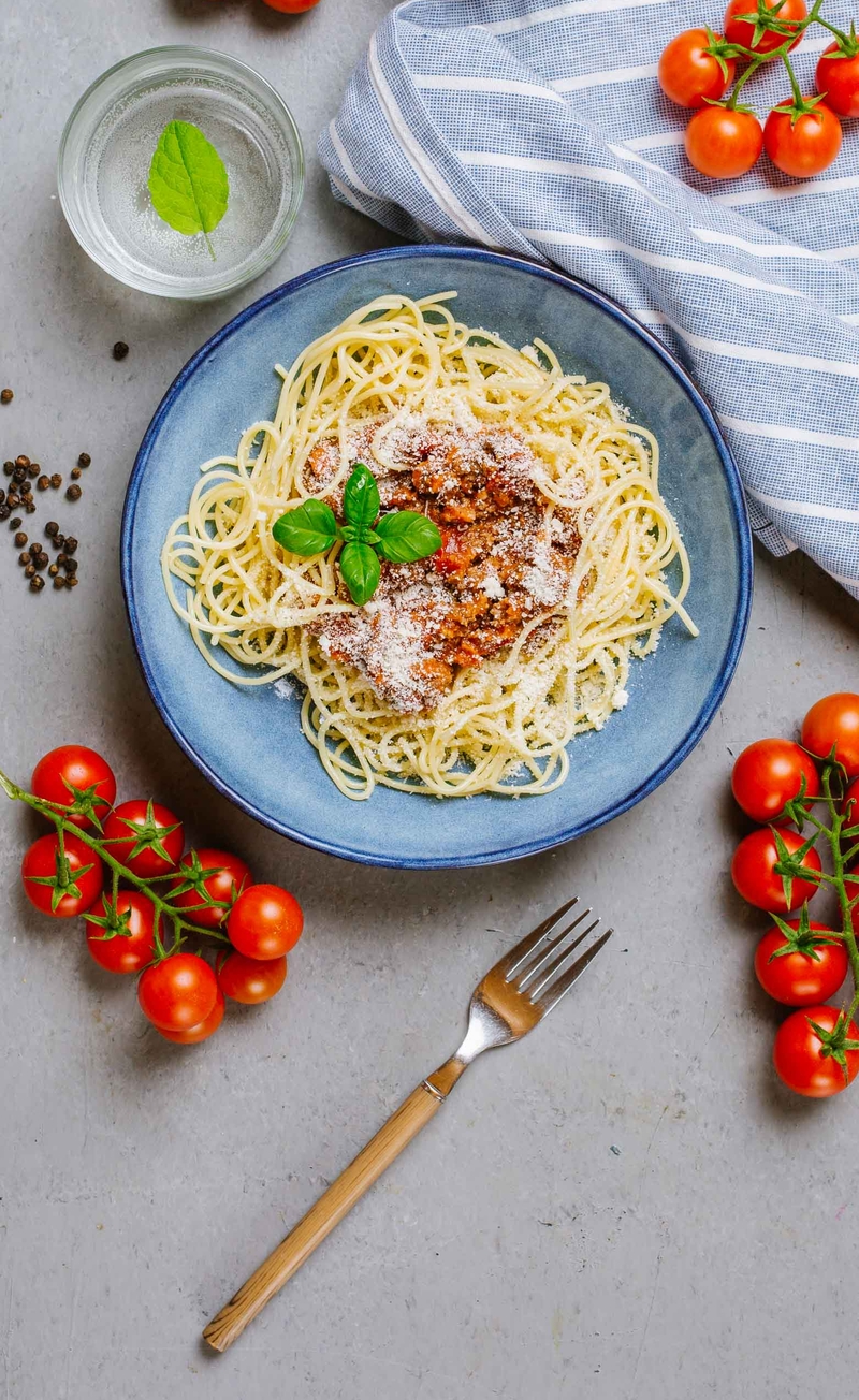 Spaghetti bolognese z Parmigiano Reggiano i bazylią