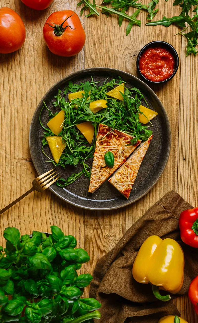 Wegańska pizza margherita z bazylią, sos pomidorowy, świeże warzywa