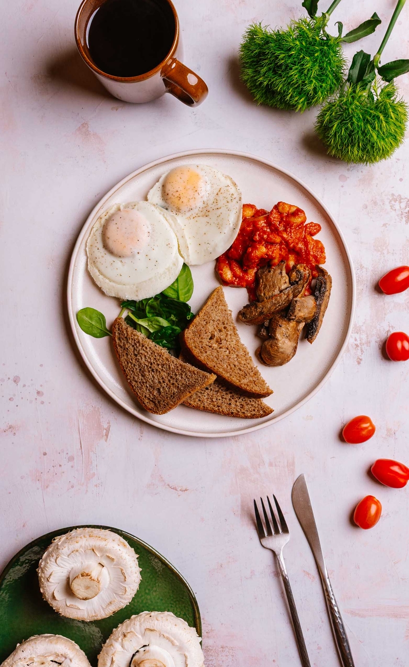 Wegetariańskie English breakfast z jajkiem sadzonym, chleb razowy