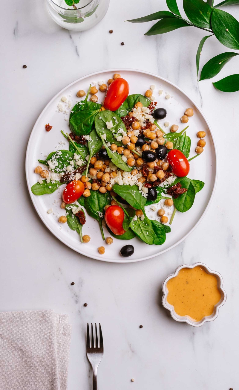 Sałatka z ciecierzycą, suszonymi pomidorami, oliwkami i miks włoskich serów, italian dressing