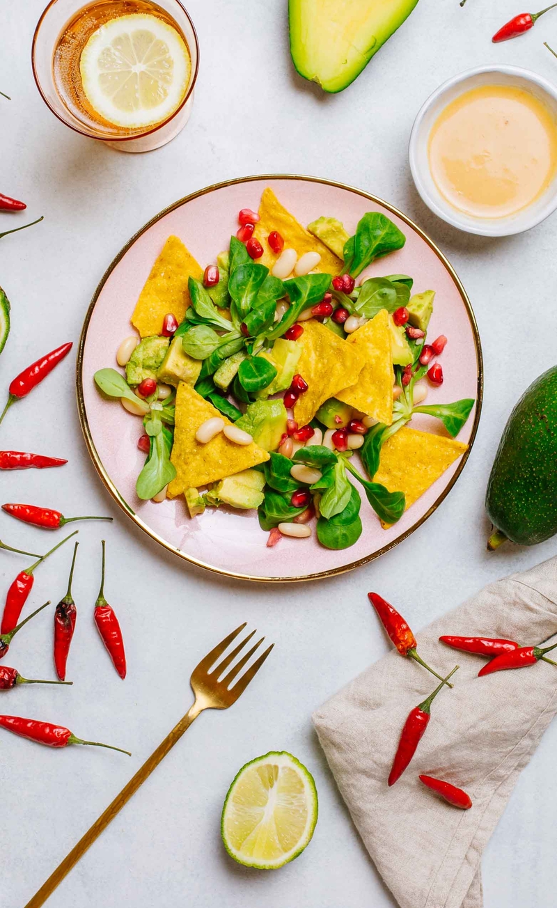 Sałatka z białą fasolą, awokado i granatem, nachosy kukurydziane, sos limonkowy z chili