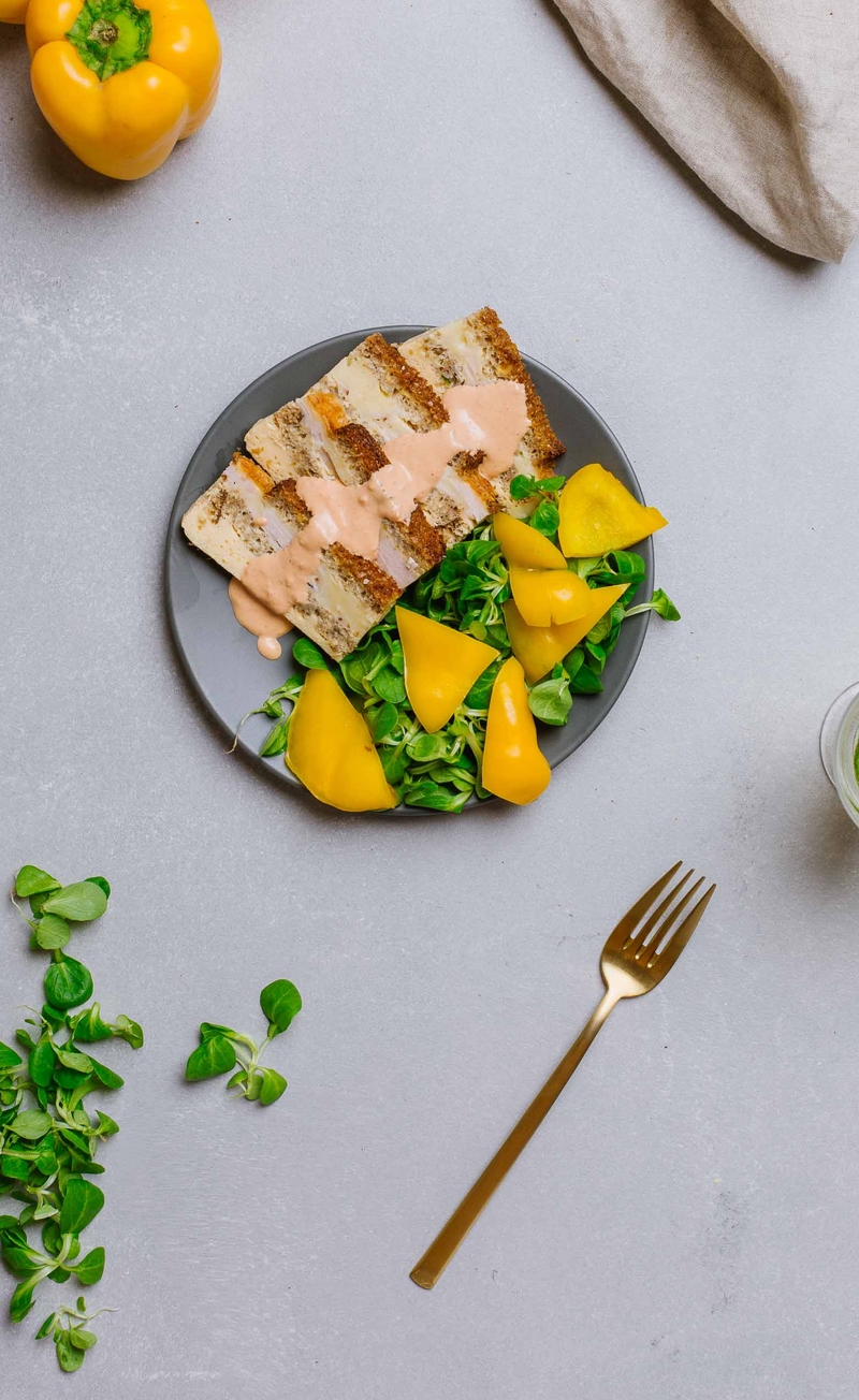 Tost francuski z szynką i serem, roszponka, papryka, sos pomidorowo-majonezowy