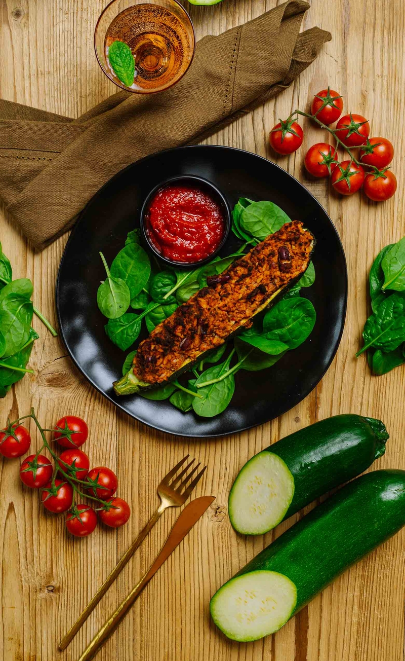 Cukinia zapiekana z chili con carne, sos pomidorowy