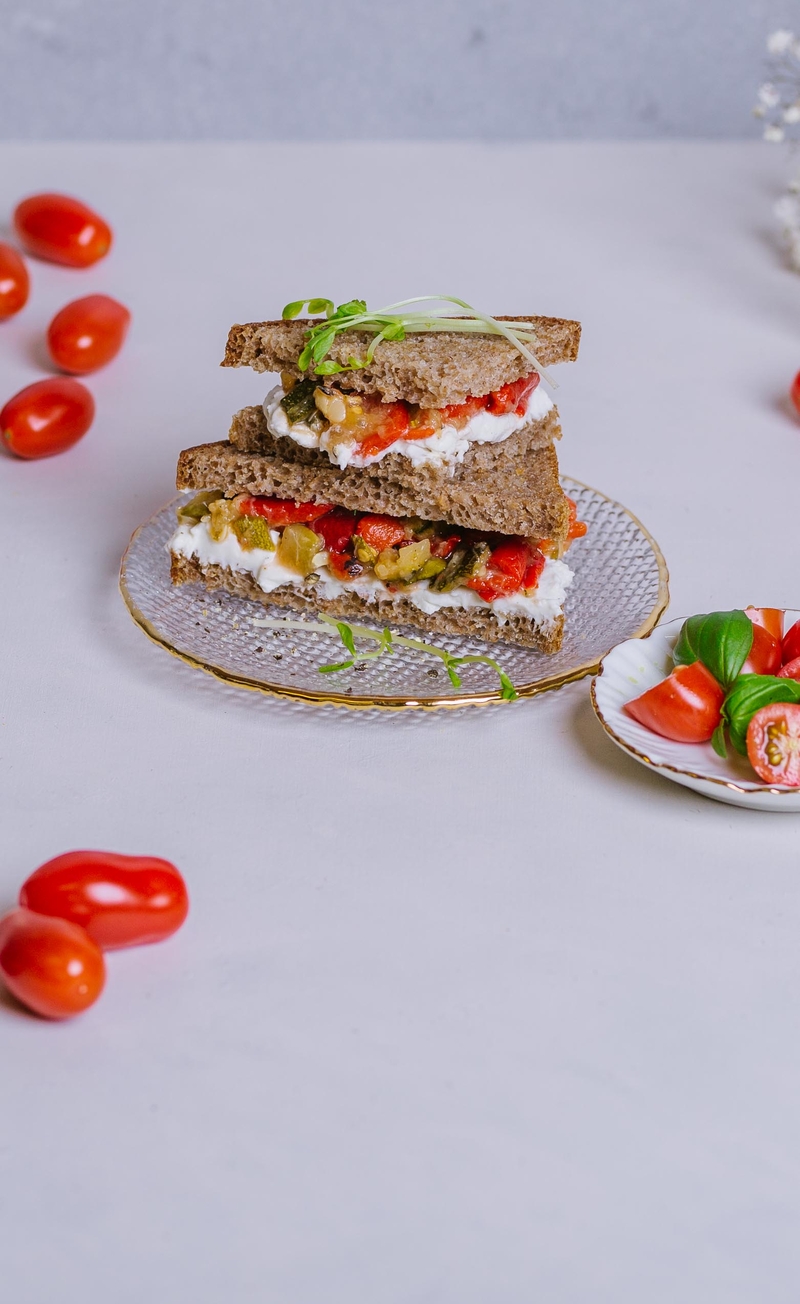 Kanapka z pieczonymi warzywami z mascarpone i serem Lazur, pomidorki