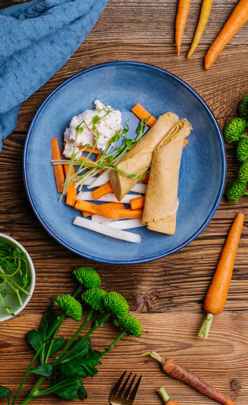 Japoński omlet tamago z serkiem z wasabi i łososiem, słupki warzyw