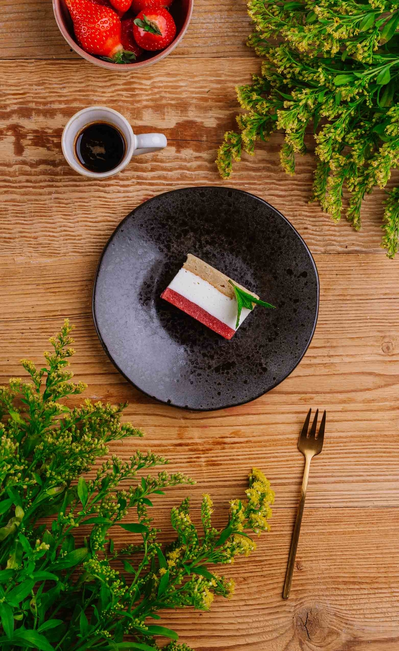 Keto tarta z kremem śmietankowym i galaretką truskawkową
