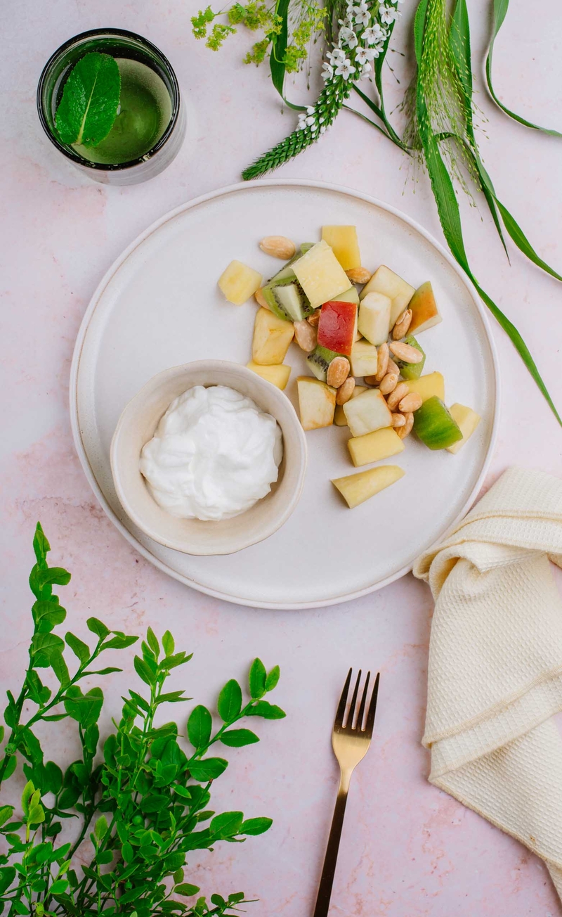 Sałatka owocowa z migdałami, skyr naturalny