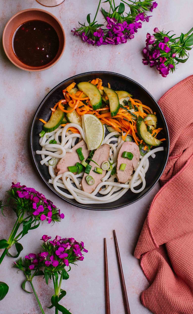 Plastry kaczki w żurawinowym sosie hoisin, udon z dymką, sałatka ogórkowo-marchewkowa z sambalem, kolendrą i limonką