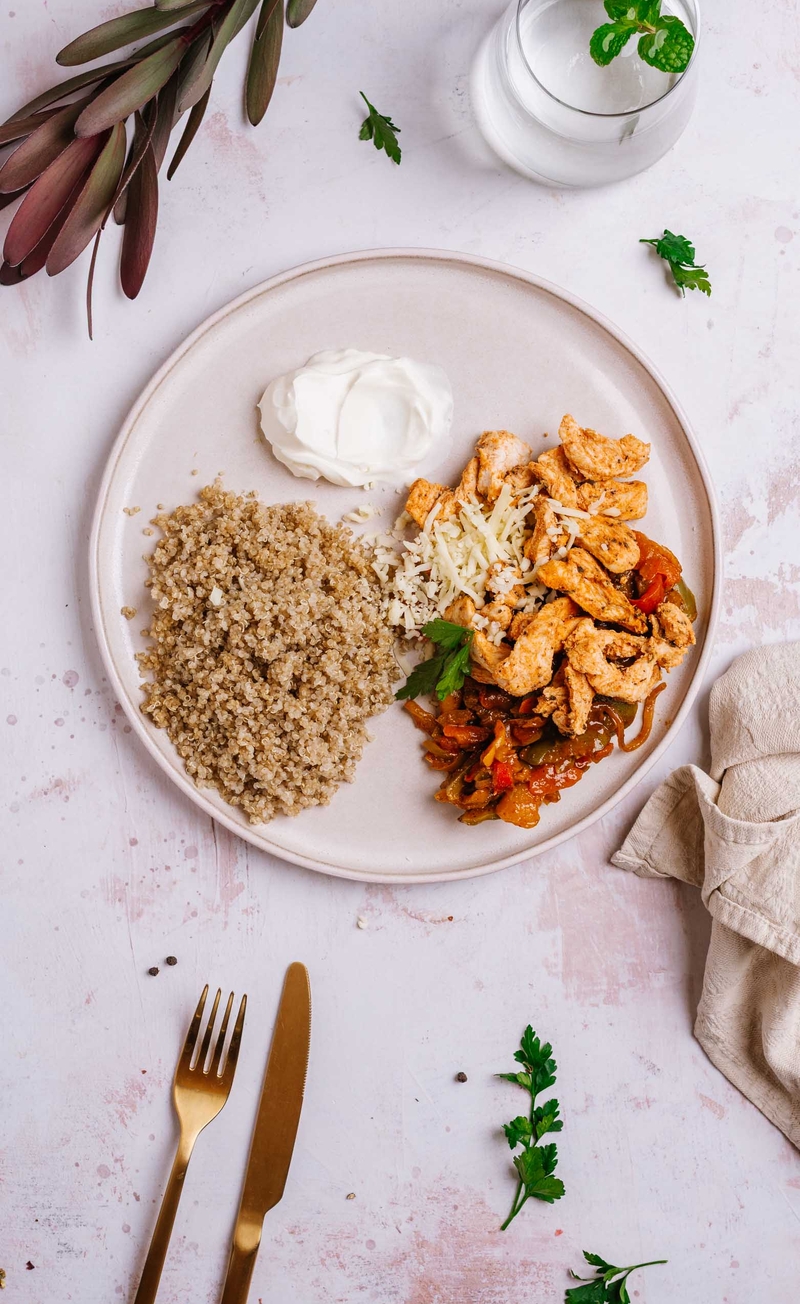 Fajitas z kurczakiem i kwaśną śmietaną, komosa ryżowa