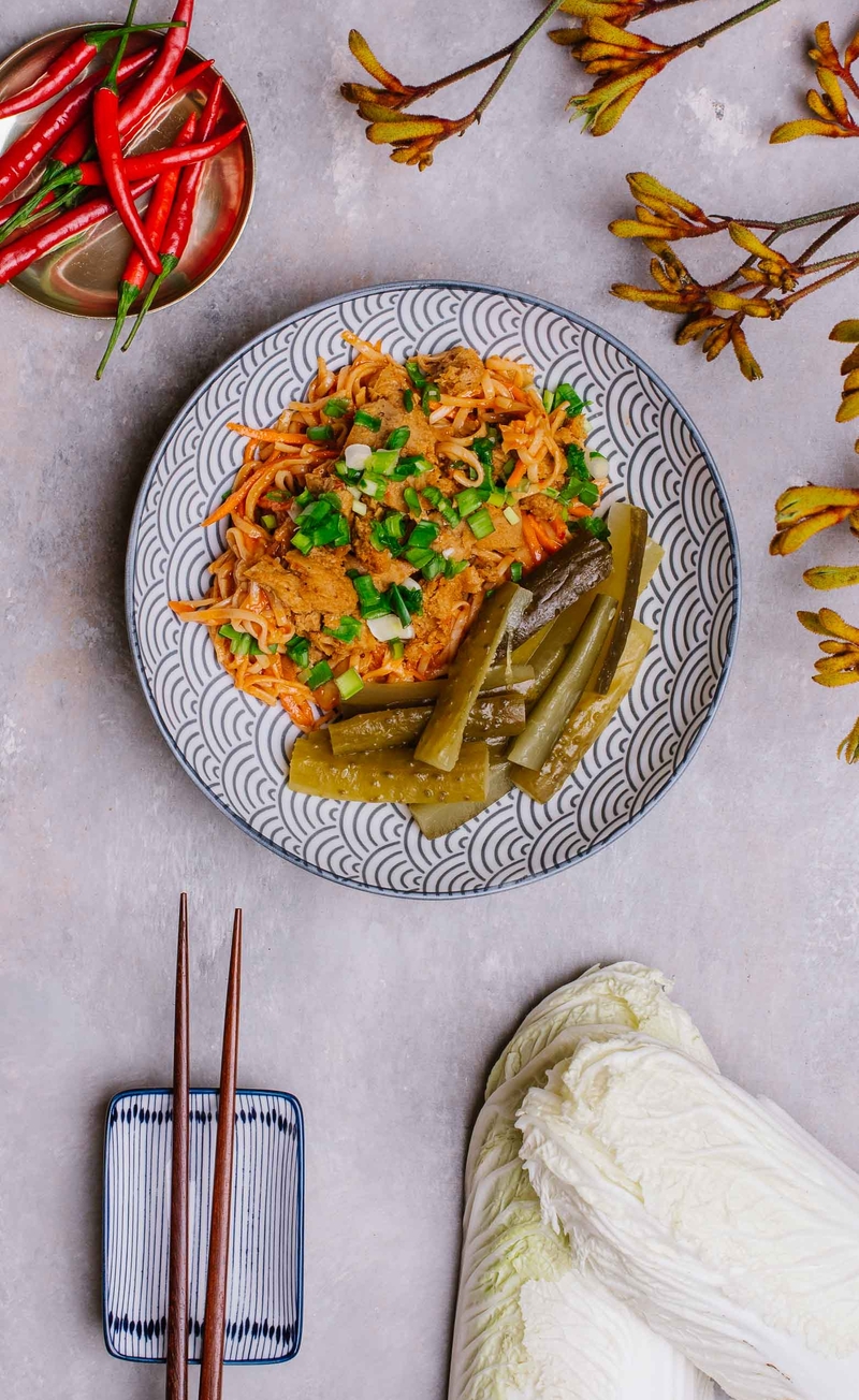 Yakisoba - makaron ramen z kapustą pekińską, sosem tonkatsu i roślinnym kurczakiem, ogórki z chili