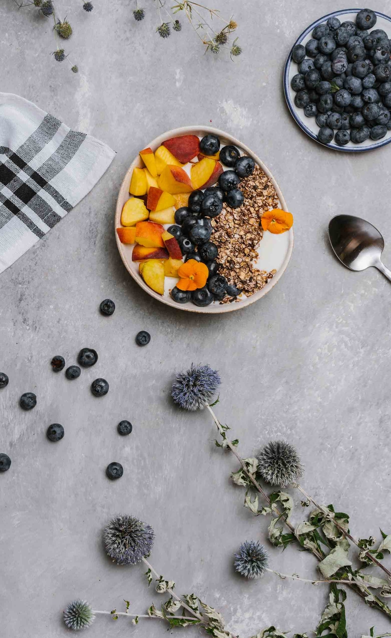 Granola czekoladowo-chałwowa, jogurt kokosowy, brzoskwinia z borówkami