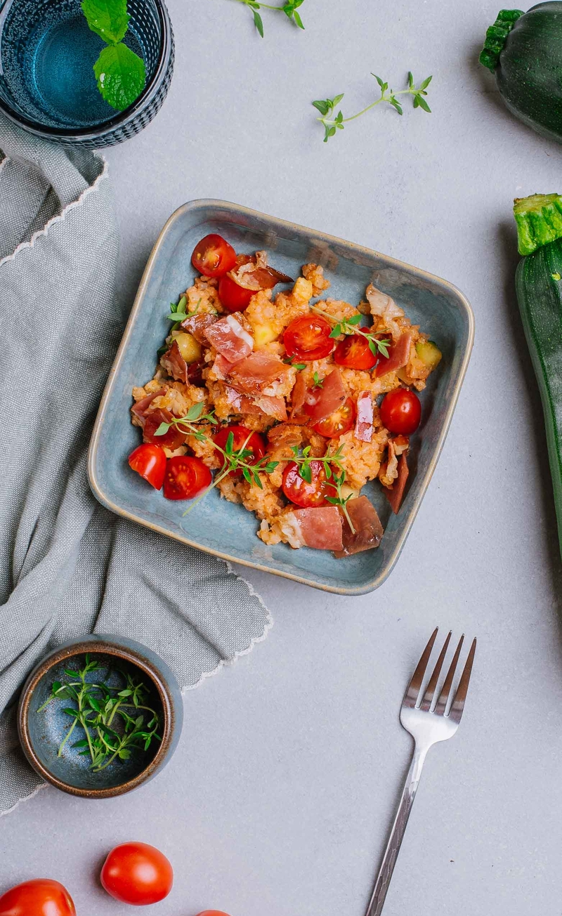 Keto risotto pomidorowe z cukinią, parmezanem i speckiem