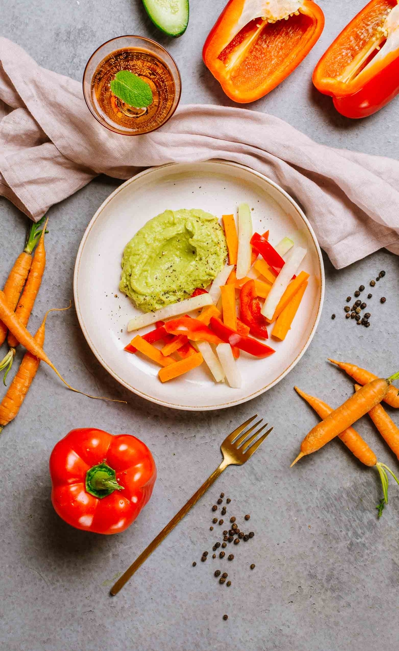 Keto guacamole, słupki kalarepy, marchewki i papryki