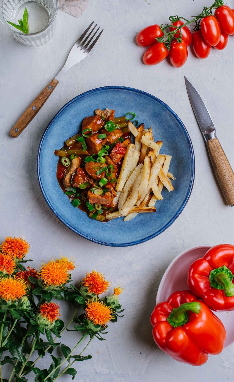 Wieprzowina duszona w sosie BBQ ze szczypiorkiem, pieczone frytki ziemniaczane