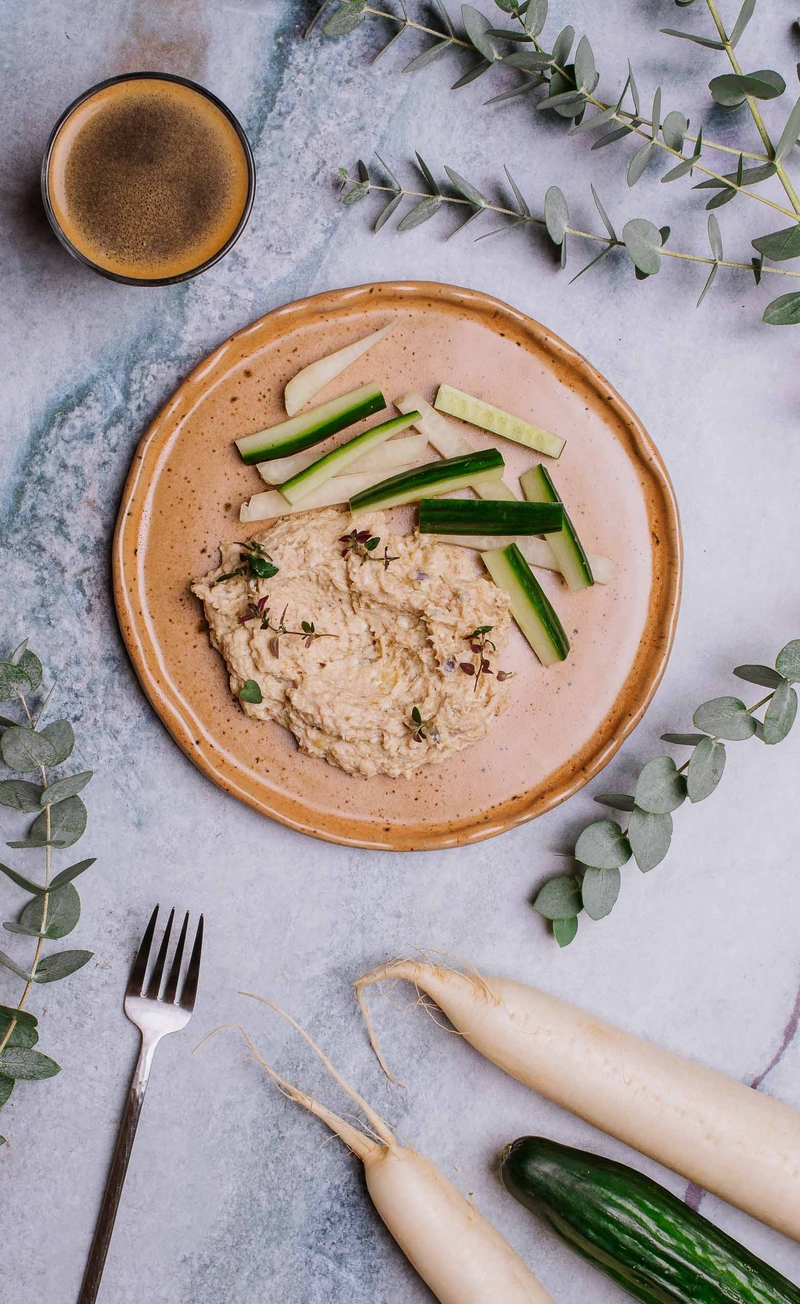 Keto pasta z makreli z majonezem, słupki warzyw