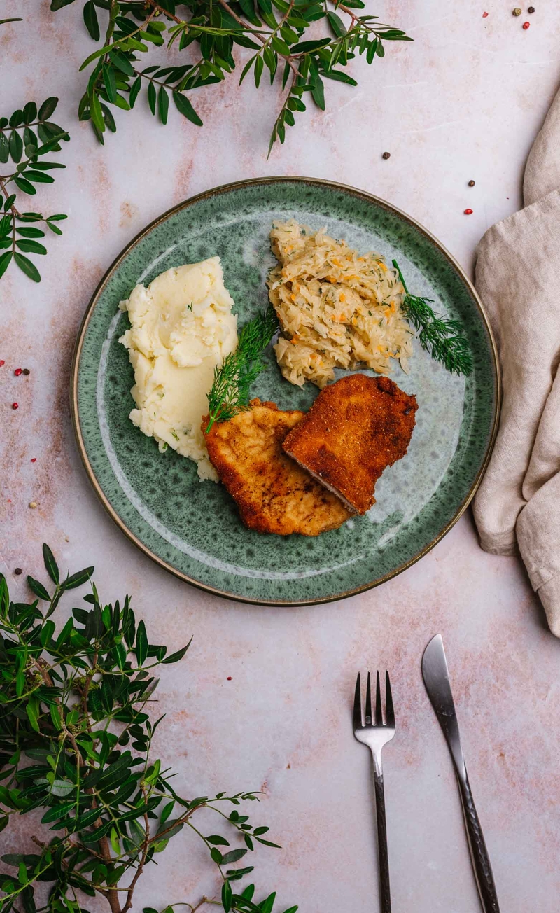 Tradycyjny kotlet schabowy, puree ziemniaczane, młoda kapusta zasmażana z koperkiem