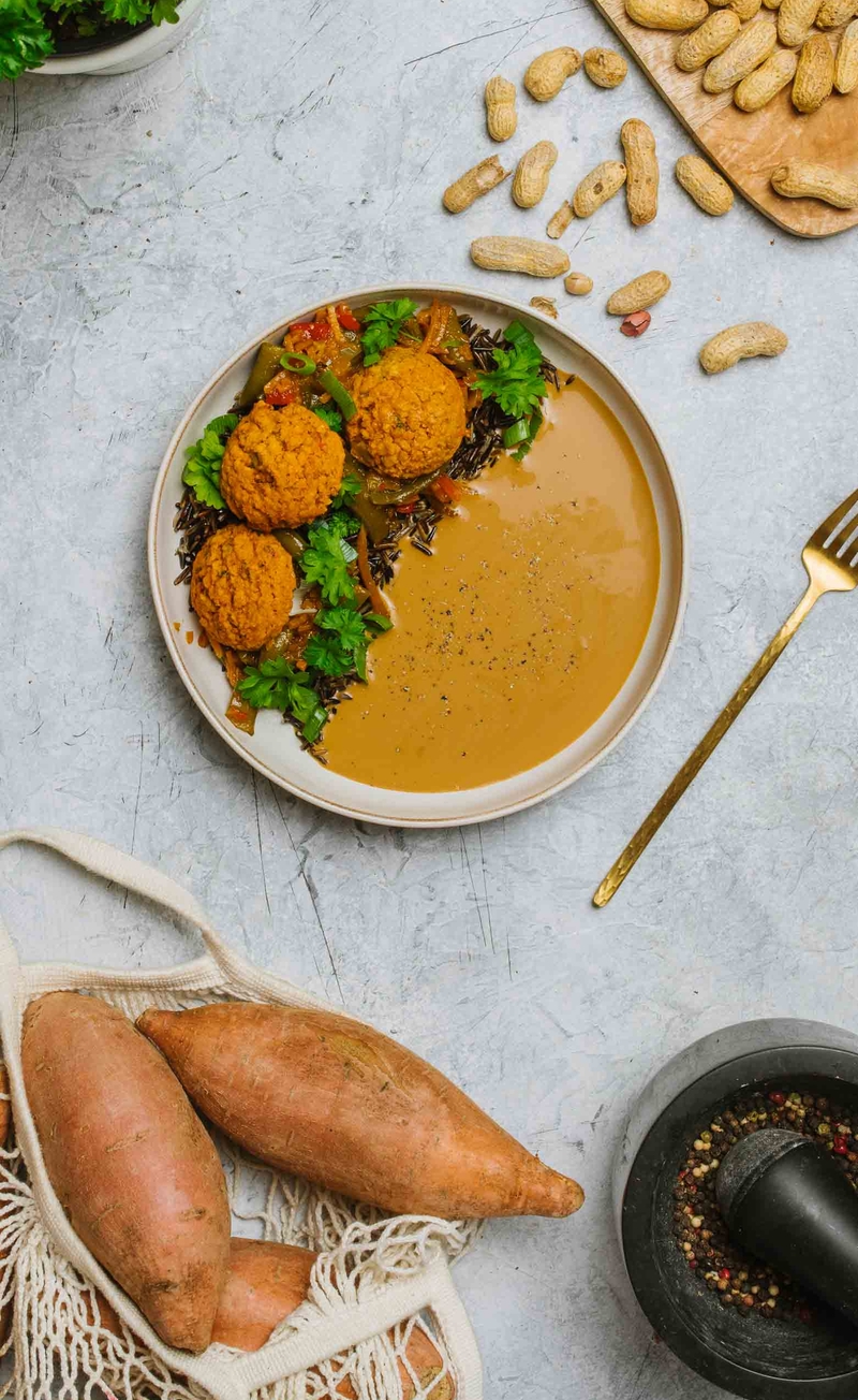 Klopsiki z batatów i ciecierzycy w sosie orzechowym, dziki ryż, warzywny stir-fry
