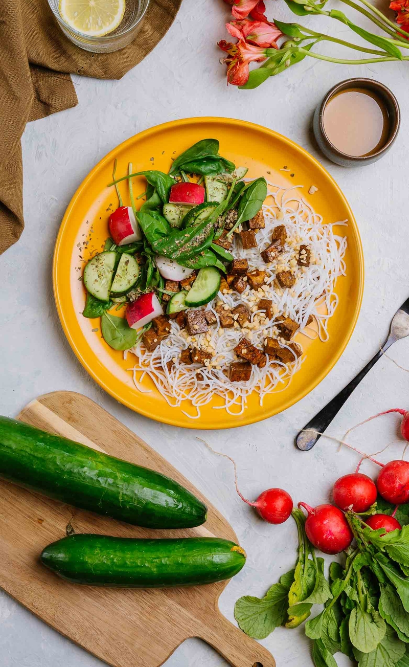 Wietnamski bun z tofu: makaron ryżowy, tofu, ogórek, rzodkiewka, aromatyczne zioła, orzeszki ziemne