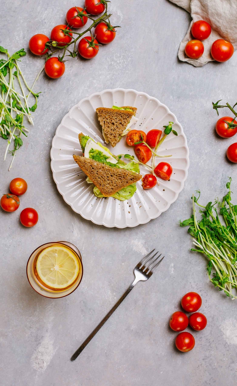 Kanapka razowa z cytrynowo-miętowym pesto z cukinii i mozzarellą, pomidorki