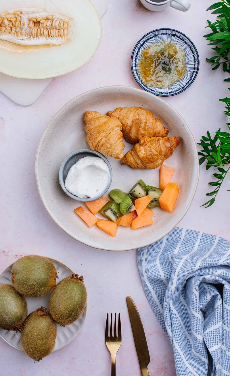 Włoskie śniadanie: maślane cornetto, konfitura z gorzkich pomarańczy, krem z ubitej ricotty z wanilią bourbon, melon, kiwi