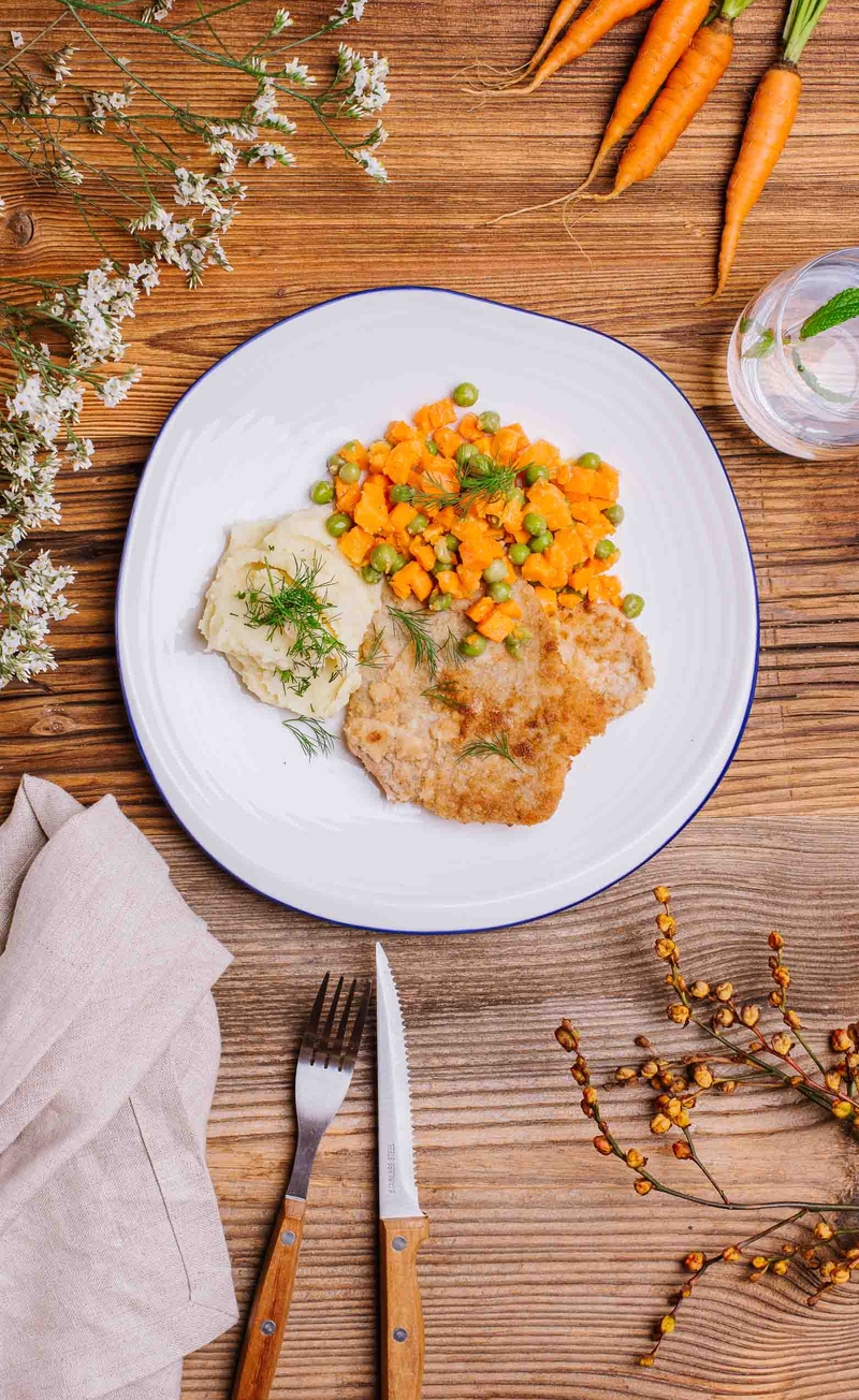 Tradycyjny kotlet schabowy, puree ziemniaczane, marchewka z groszkiem