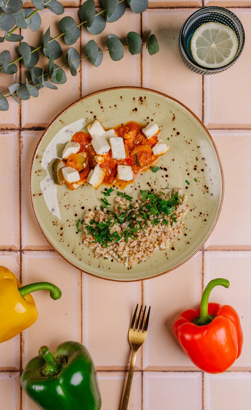 Halloumi w greckim leczo z cukinią, papryką i pokruszoną fetą, mix kasz