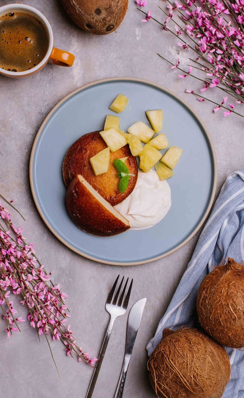 Śmietankowe pancakes z kremem raffaello, ananas